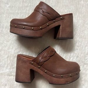 🔻SOLD🔻Size 8.5 MIA Ravine Cognac Studded Clogs